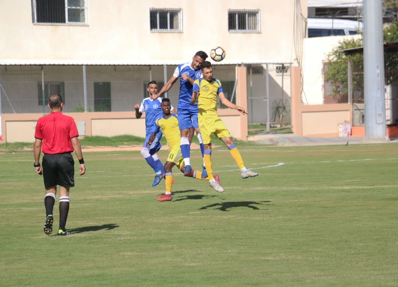 جانب من مباراة الشاطئ والزوايدة