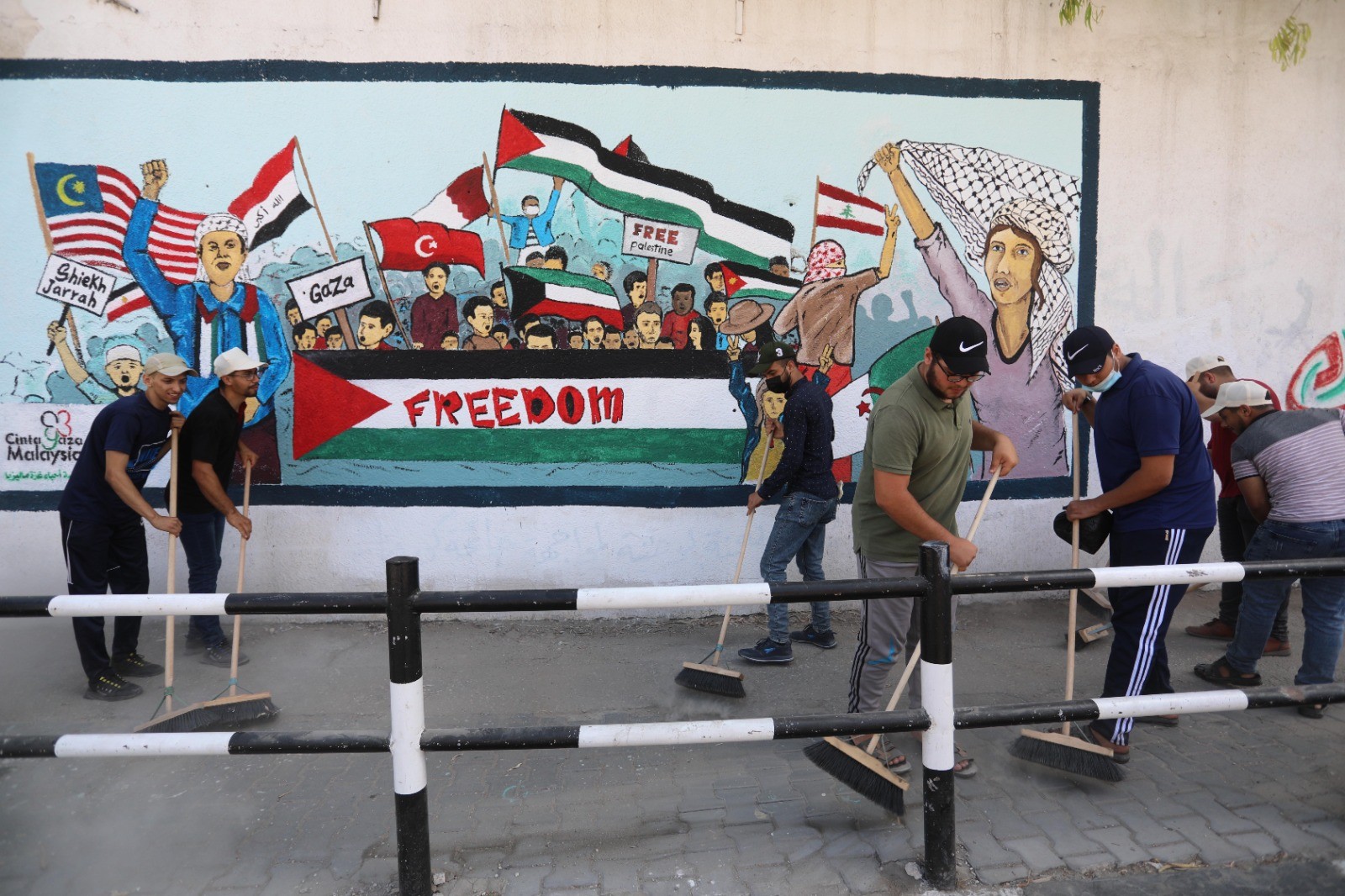 شاهد|"مصابكم مصابنا" حملة شبابية لإزالة ركام العدوان في شوارع غزة