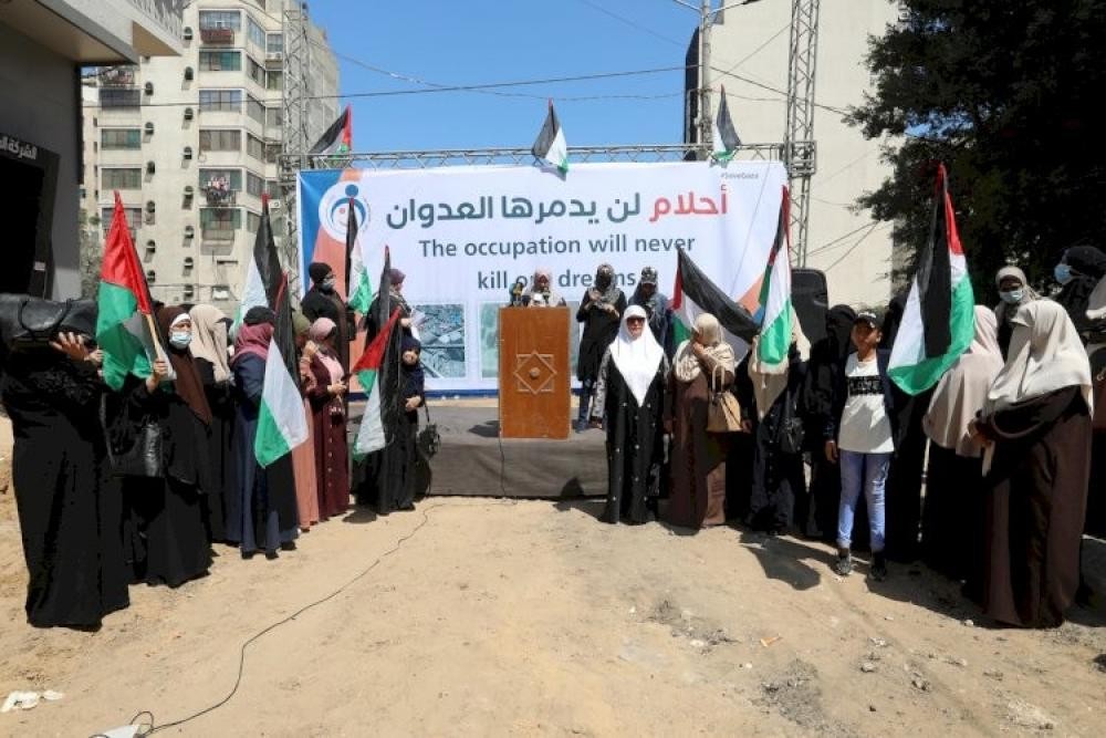 وقفة للنساء في غزة للمطالبة بدعم مشاريعهن المدمرة بالعدوان الأخير 