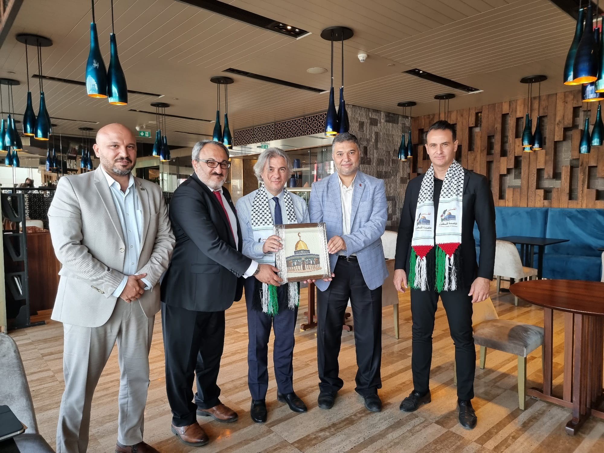 رئيس دائرة الإنتاج الفني بحماس يلتقي قادة وصناع الدراما في تركيا