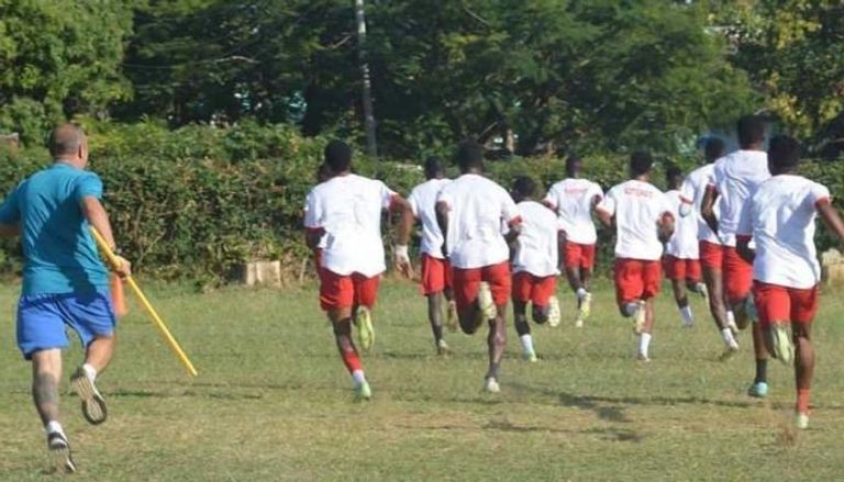 ميليس يركض خلف لاعبيه بالعصا