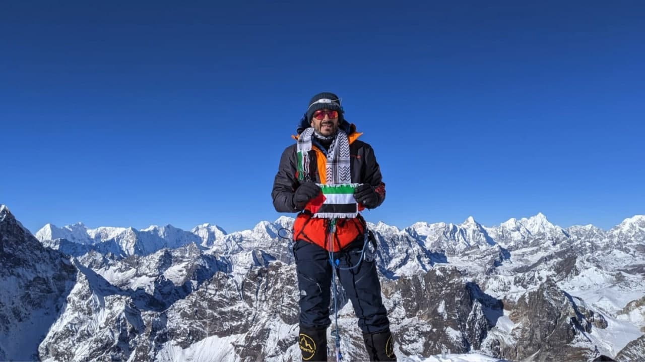 من قمة "الهملايا".. بطل كويتي يرفع علم فلسطين