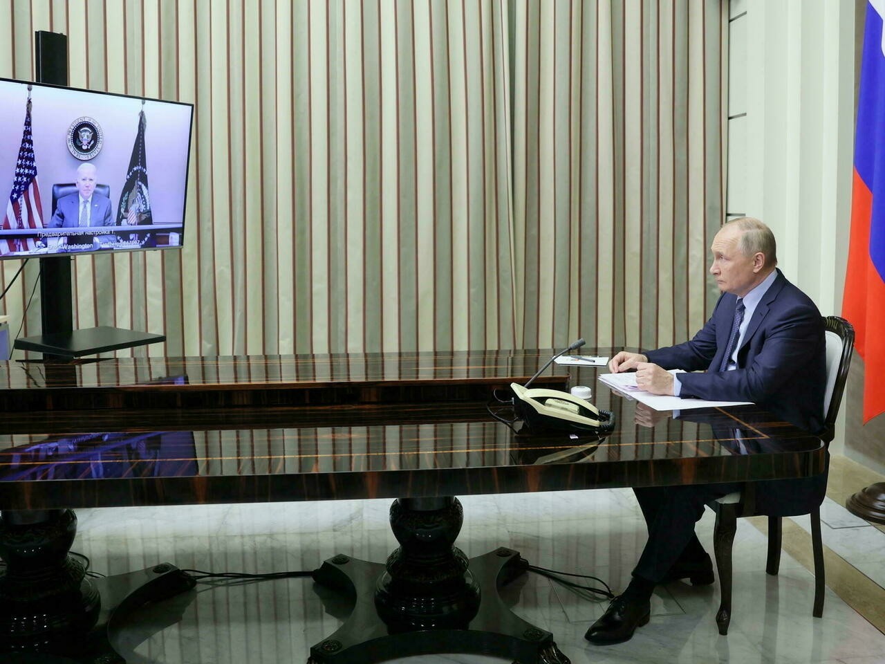 بوتين وبايدن خلال المكالمة