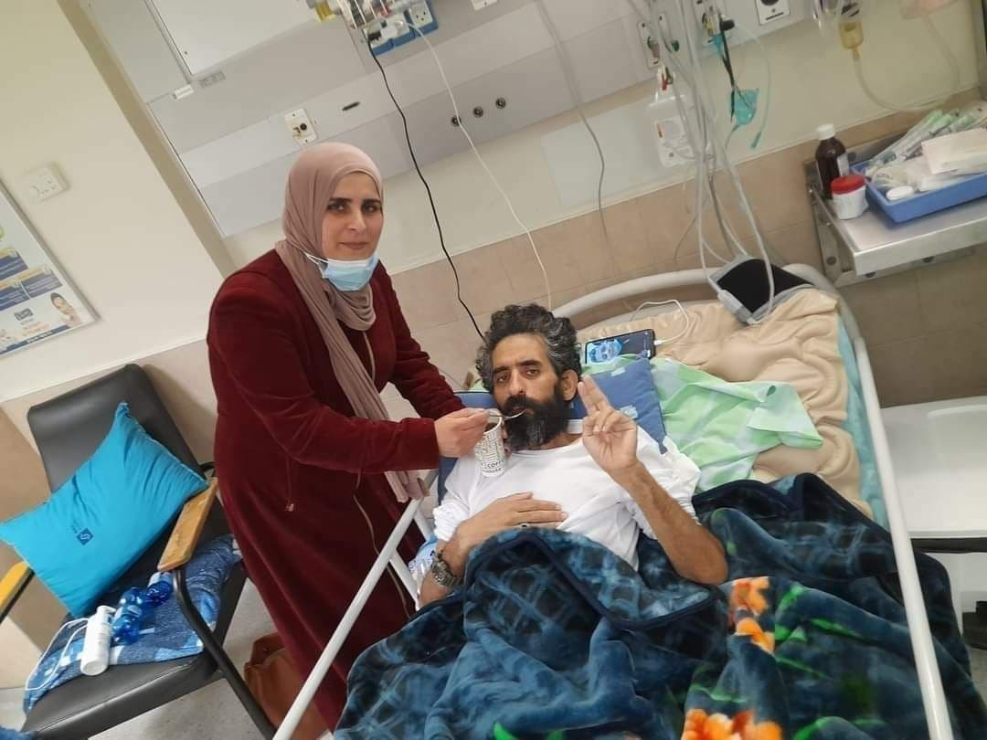 صورة: الملعقة الأولى للأسير هشام أبو هواش بعد إضراب عن الطعام لـ141 يوما.