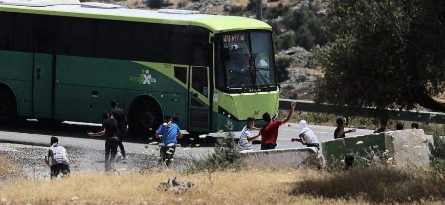 صورة "أرشيفية" لعملية رشق شبان فلسطينيين لحفالة تقل المستوطنين الإسرائيليين وجنود الاحتلال