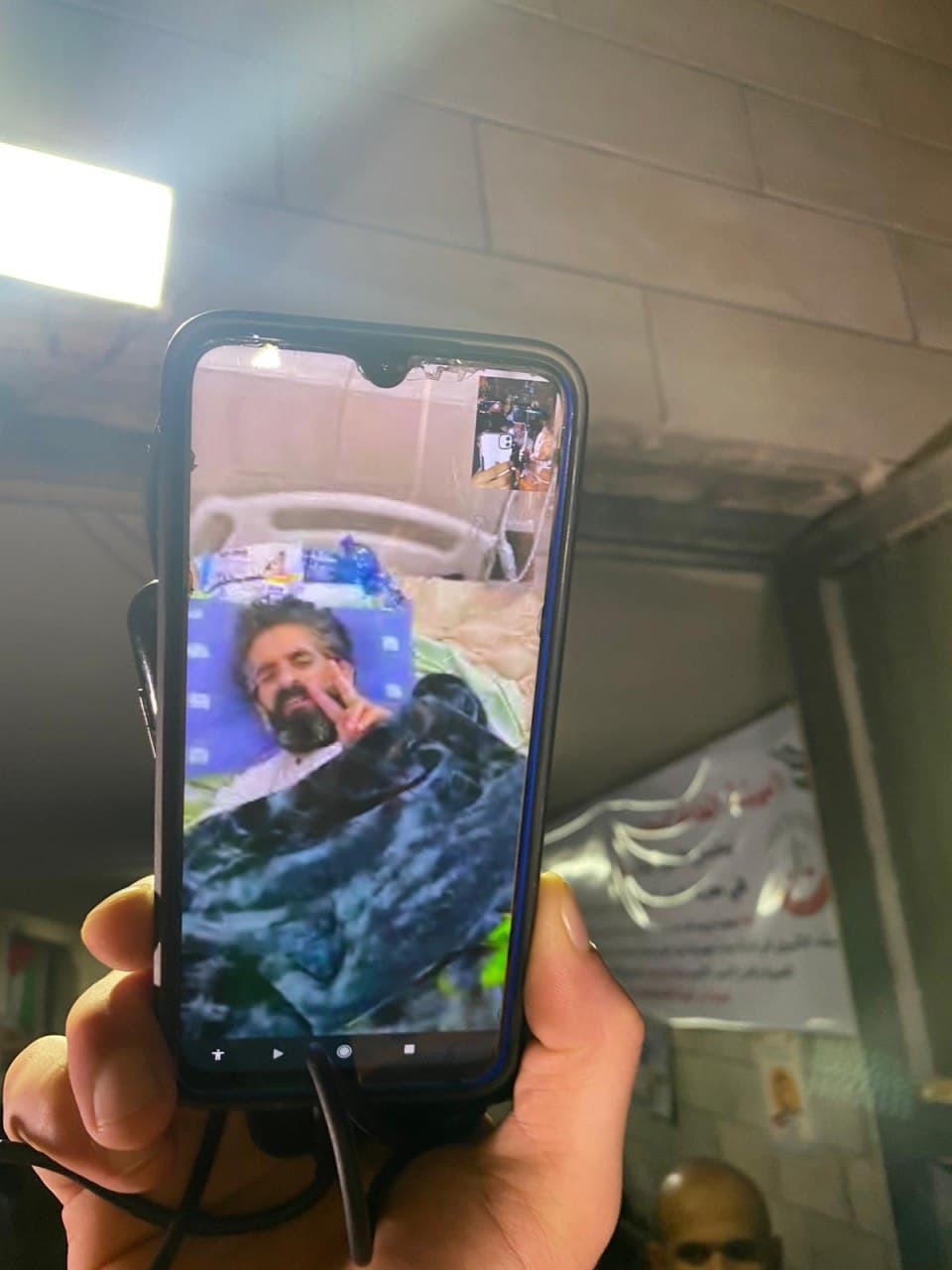 صورة لحظة الإعلان عن انتصار الأسير هشام أبو هواش على إدارة سجون الاحتلال