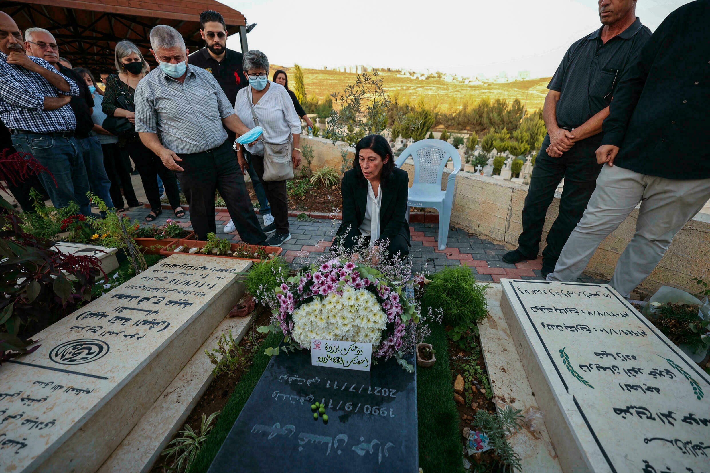 خالدة جرار تزور قبر ابنتها