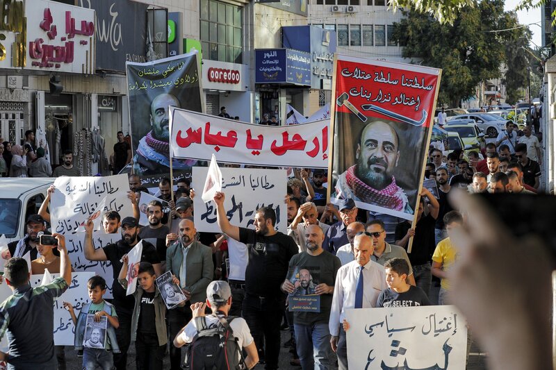 مسيرة تطالب بمحاكمة قتلة نزار بنات