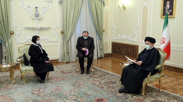 سفيرة السلطة أثناء استقبال رئيسي لها