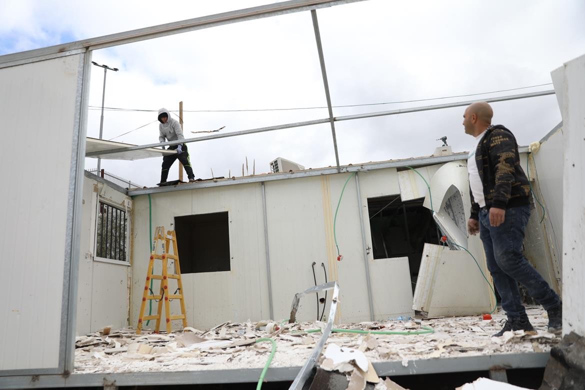 الاحتلال يجبر المواطن رائف شويكي على هدم منزله بيده