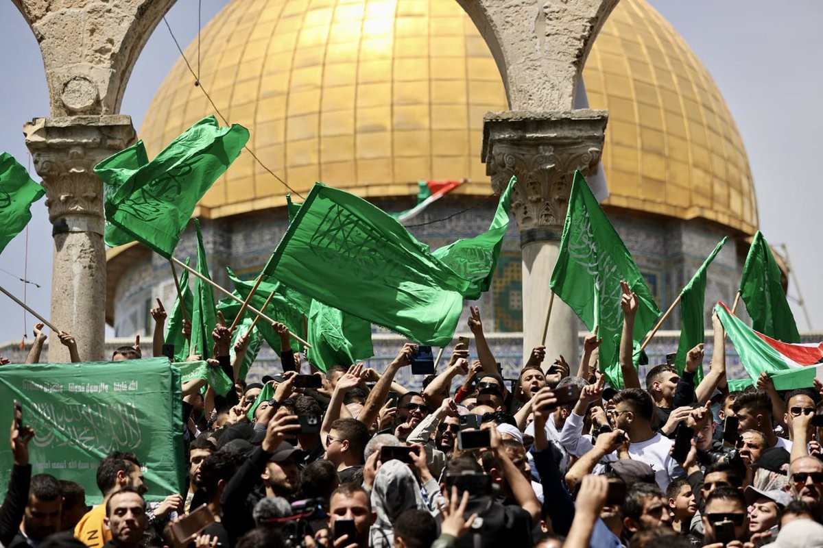 مصلون في الأقصى يرفعون رايات حماس