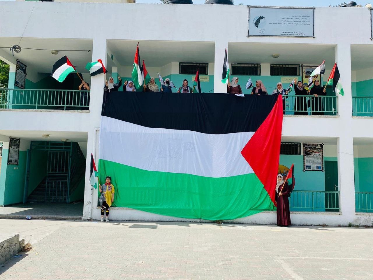 جانب من رفع الأعلام الفلسطينية