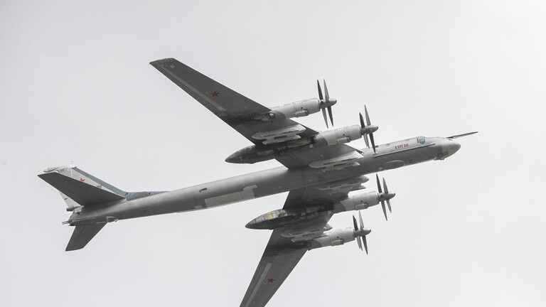 قاذفة استراتيجية أثناء التحليق