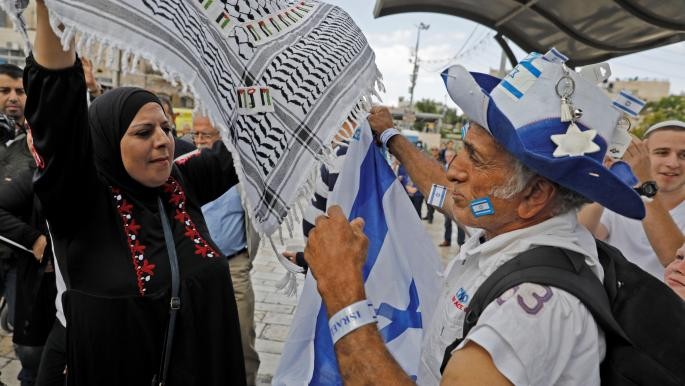 فلسطينية تقف في وجه مستوطن (إسرائيلي)