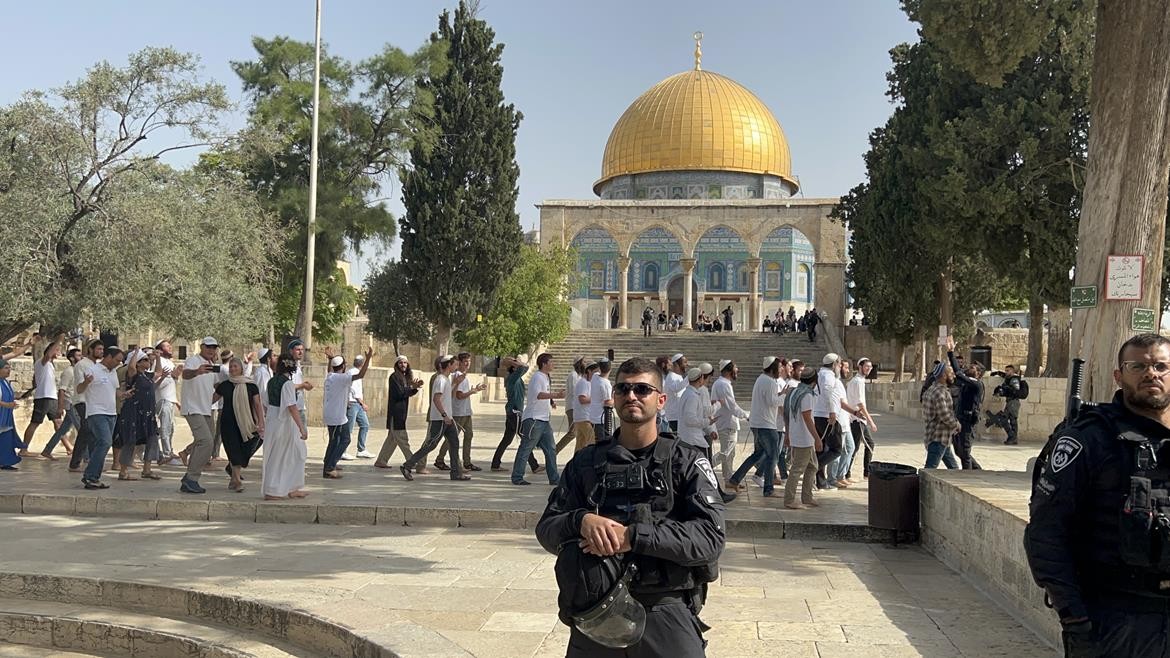 عشرات المستوطنين يدنسون المسجد الأقصى