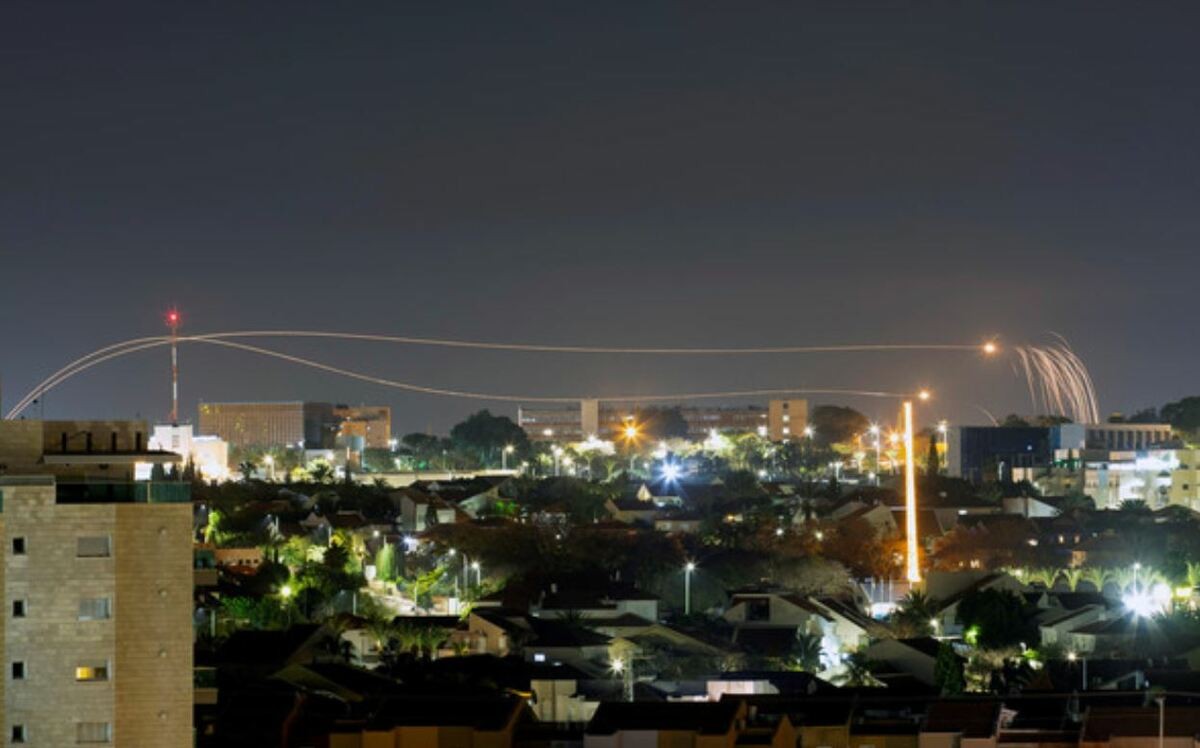 الاحتلال يعلن سقوط صاروخ في عسقلان