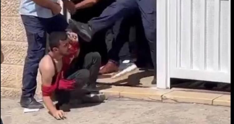 صورة من الاعتداء البلطجي على أحد الطلاب