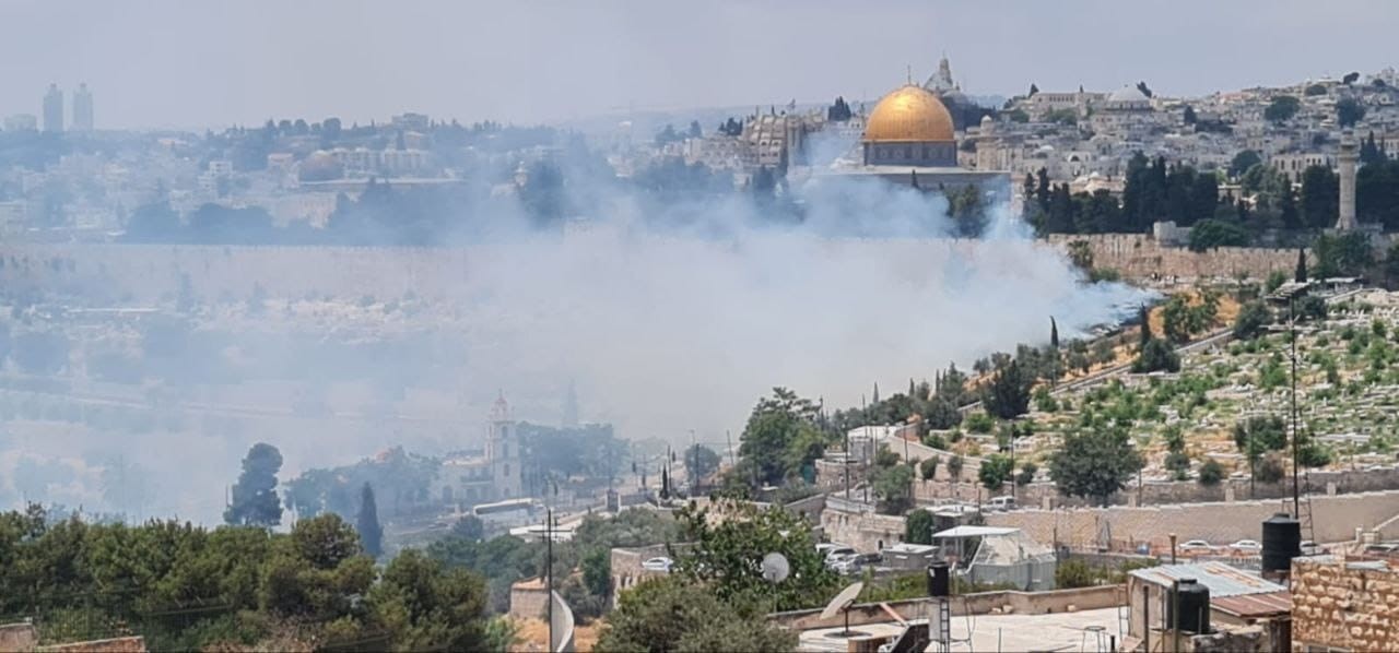 اندلاع حريق في مقبرة باب الرحمة الملاصقة لسور المسجد الأقصى