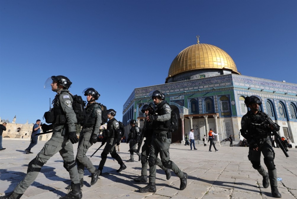 جنود الاحتلال يدنسون باحات المسجد الأقصى