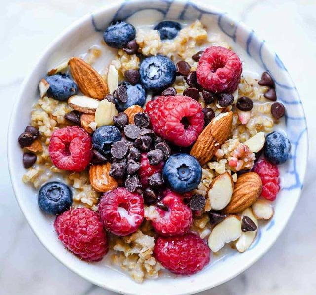 أفضل 8 أطعمة للحفاظ على صحة الأمعاء