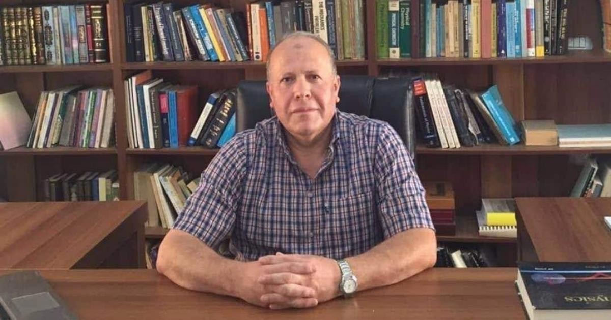 د. عماد البرغوثي العالم الفلسطيني النشيط في الحراك الشبابي ضد فساد السلطة