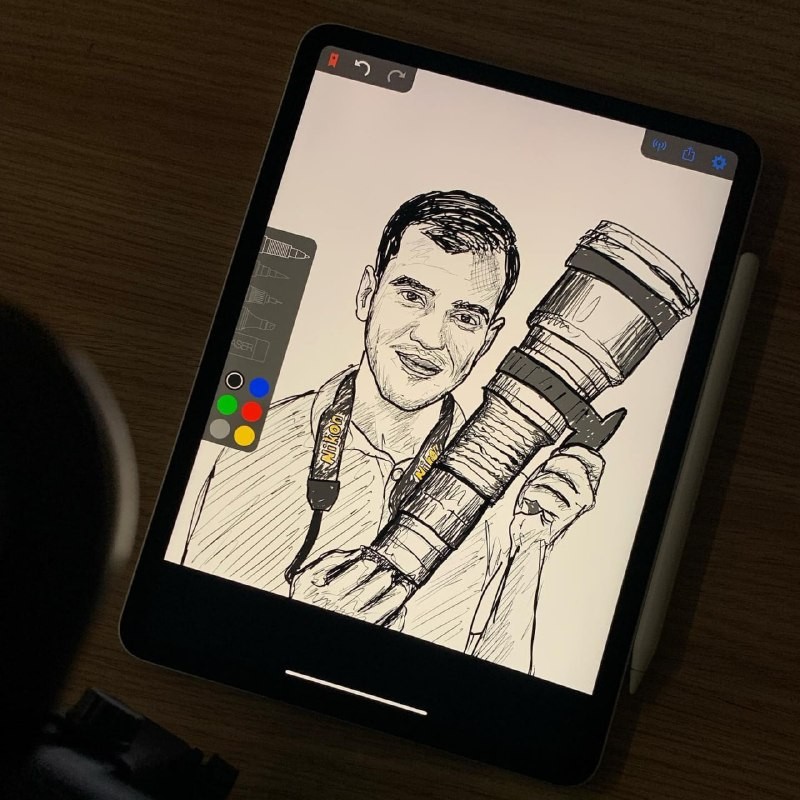 عز الدين لولو فنان تشكيلي تخطى الصعاب من أجل وطنه