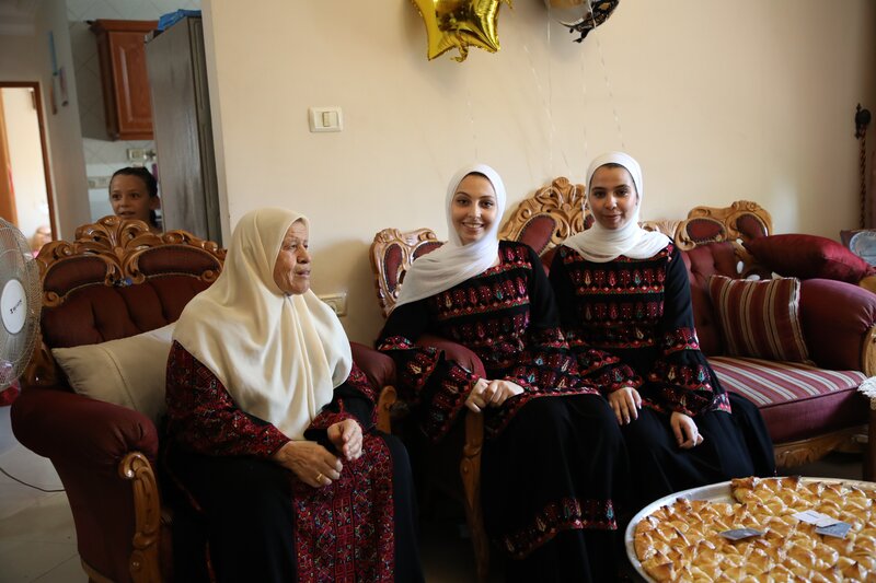 الطالبتان دينا ولينا قاعود