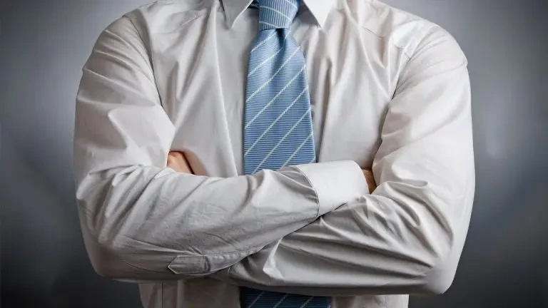 طريقة عقد ذراعيك تكشف عن سماتك الشخصية!