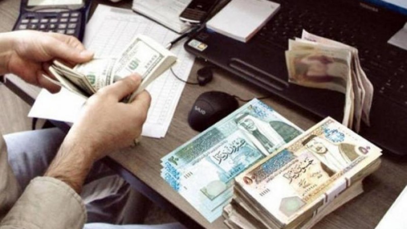 صرافو غزة يتربحون من التلاعب بسعر صرف الـ 50 دينار 