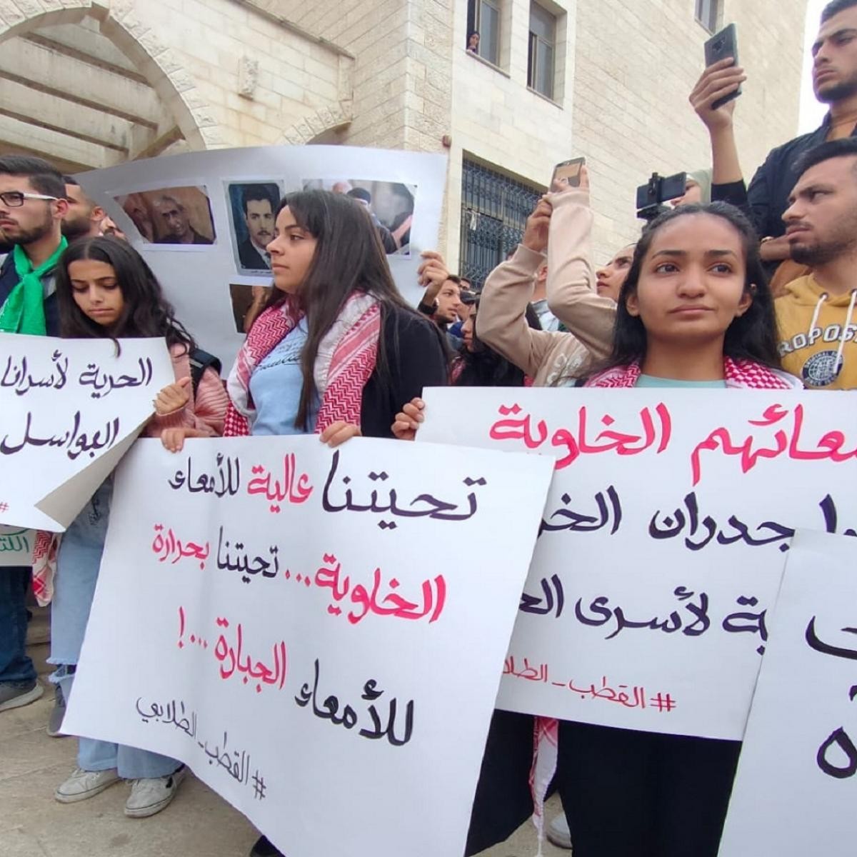 وقفة مع المضربين عن الطعام