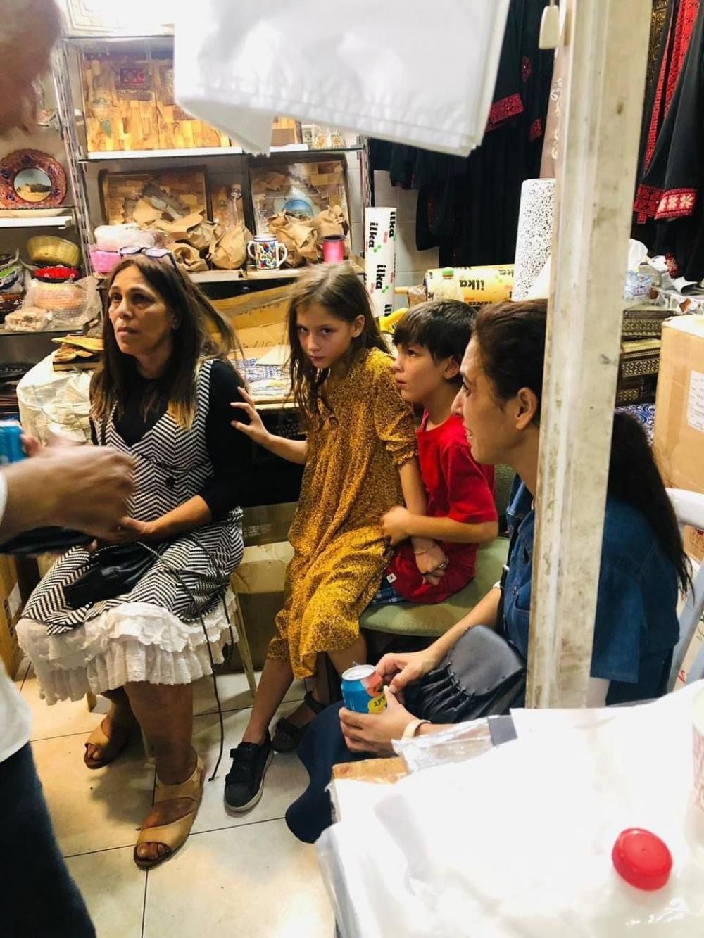 أمن السلطة يعيد 4 مستوطنات دخلن البلدة القديمة بنابلس