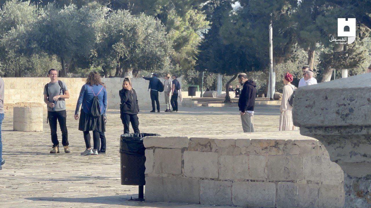 مستوطنون يؤدون طقوسهم داخل باحات المسجد الأقصى