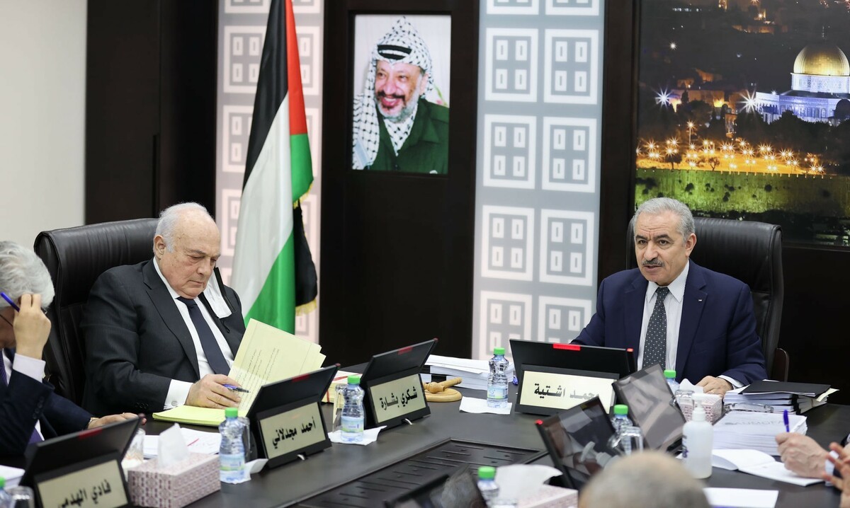 محمد اشتية رئيس حكومة رام الله ووزير ماليته شكري بشارة