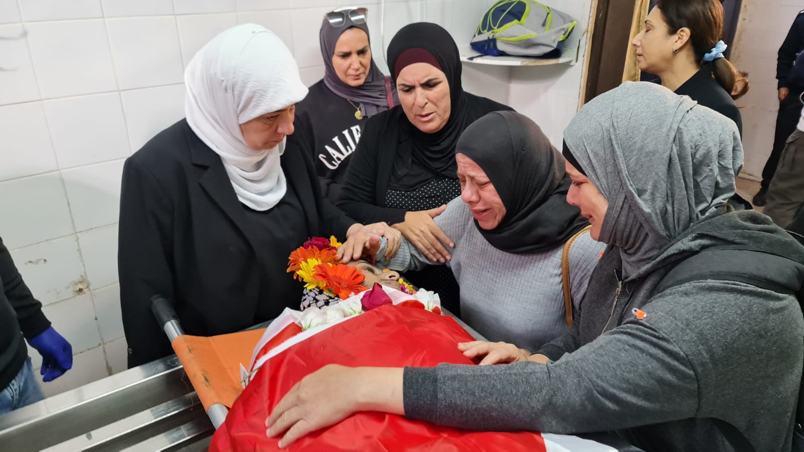 والدة هيثم خلال وداعه