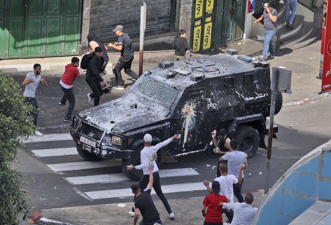 مواجهات بين مواطنين وأجهزة أمن السلطة في نابلس بعد اختطاف المطارد مصعب اشتية