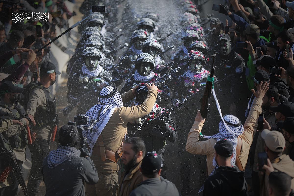 الجوقة العسكرية للقسام تلتحم مع جمهور مهرجان انطلاقة حماس35