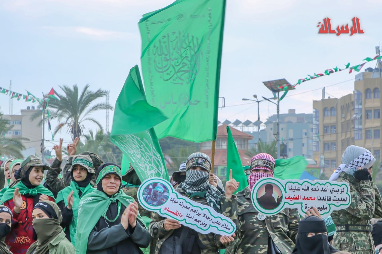 جانب من اللافتات المرفوعة في الانطلاقة