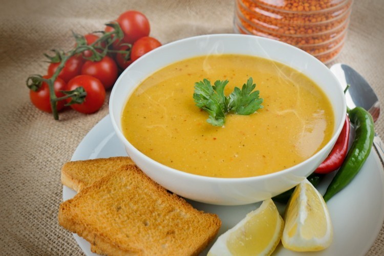 "العدس" حبيب الأمهات ونقمة الأبناء