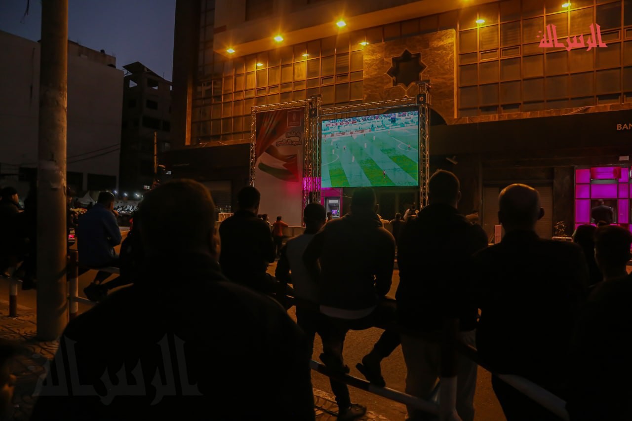 بالصور: أجواء حماسية لمواطنين أثناء مشاهدة مباراة المغرب وكرواتيا وسط مدينة غزة