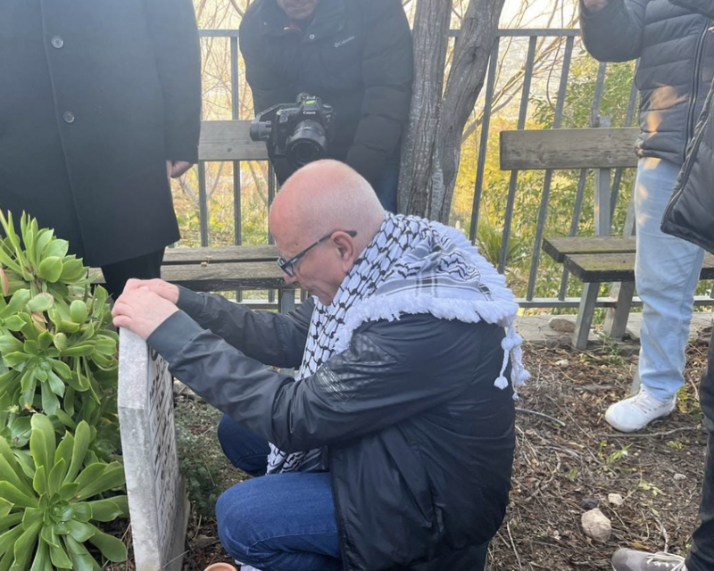 الأسير المحرر كويم يونس لحظة الإفراج عنه، حيث زار قبر والدته