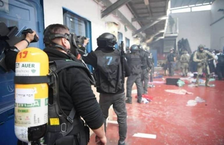 اقتحام السجون