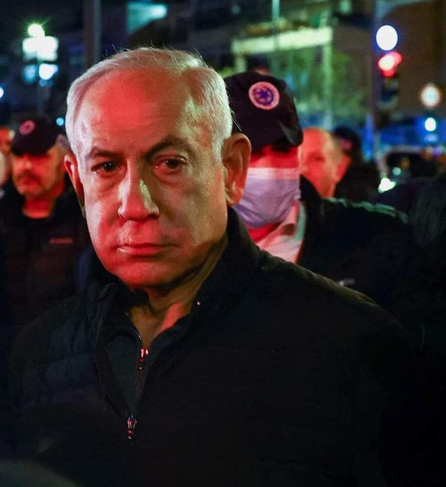 نتنياهو من مكان عملية القدس وتبدو على ملامحه الصدمة والخزي