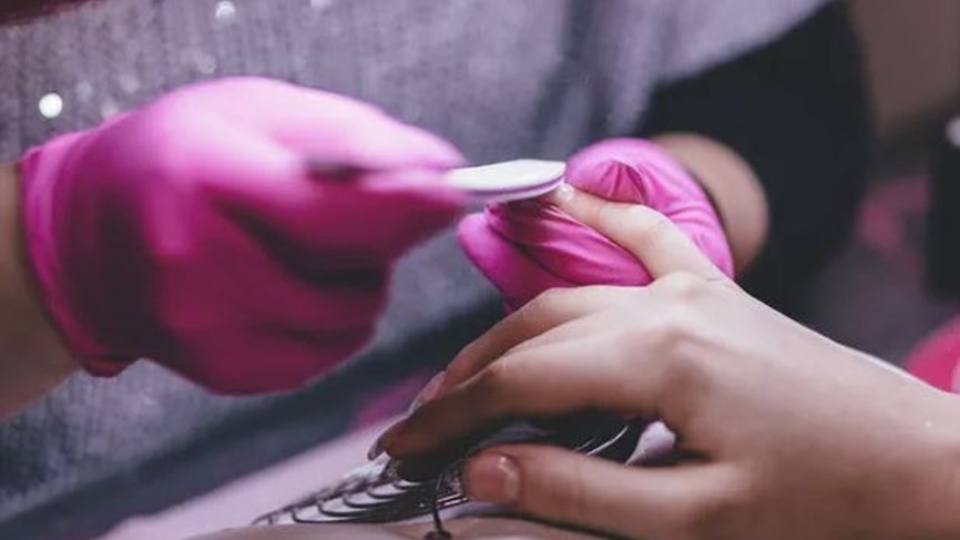 جلسة عناية بالأظافر تتحول إلى كارثة قاتلة !