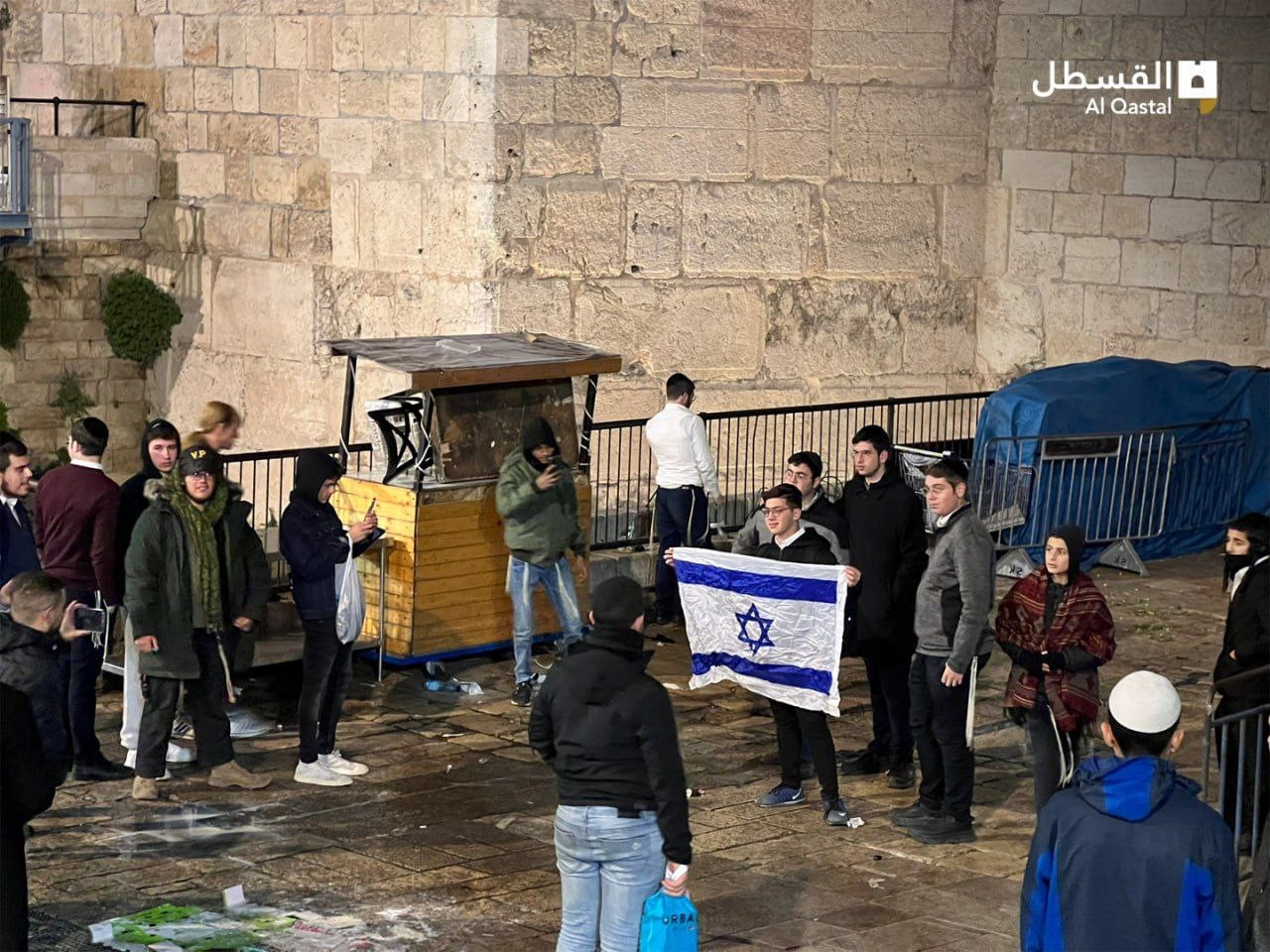 مستوطنون يرفعون العلم (الإسرائيلي) أمام مدخل باب العامود بالقدس عقب اقتحامهم المنطقة.