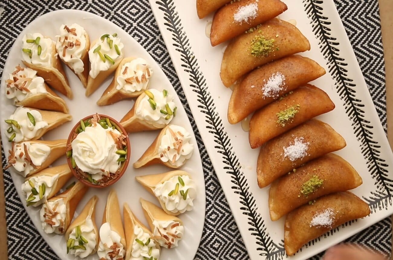 إليك ِ سيدتي طربقة عمل القطايف والشيرة لرمضان 2023