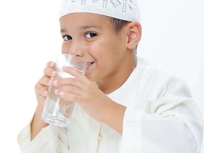 تعرف على الطريقة الصحيحة لشرب الماء في رمضان 2023