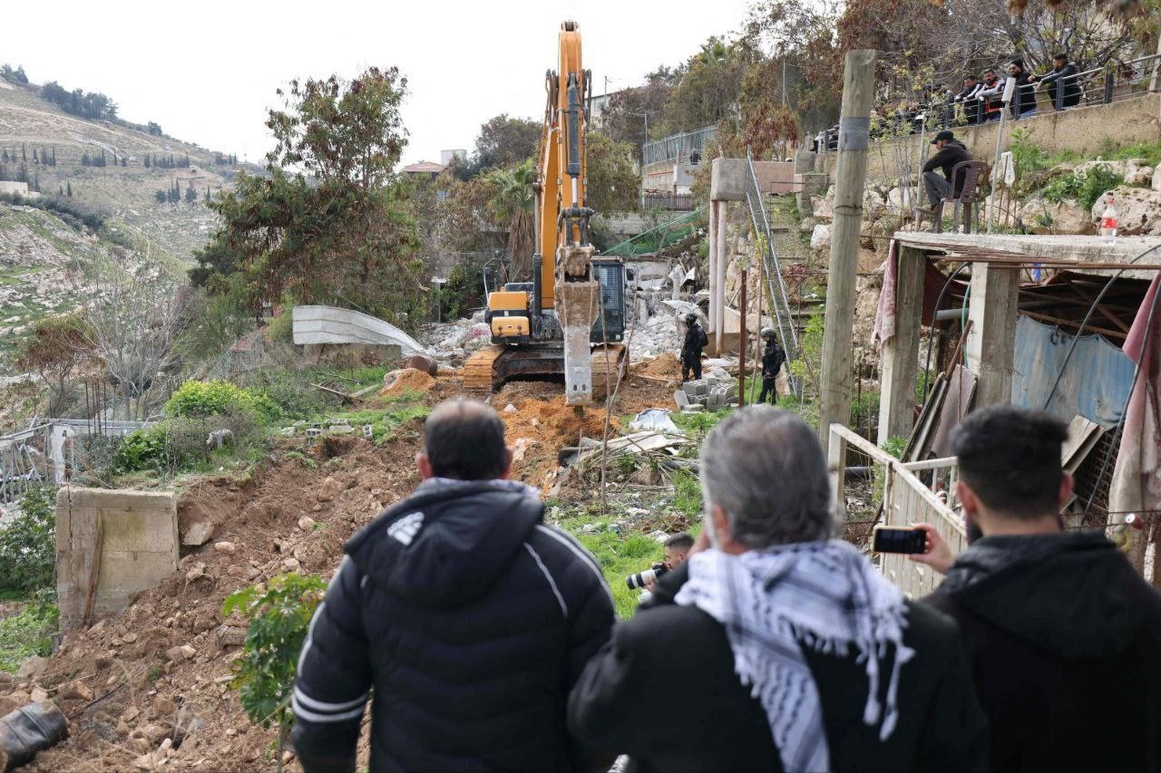 مقدسيون يراقبون هدم الاحتلال لمنازلهم في جبل المكبر