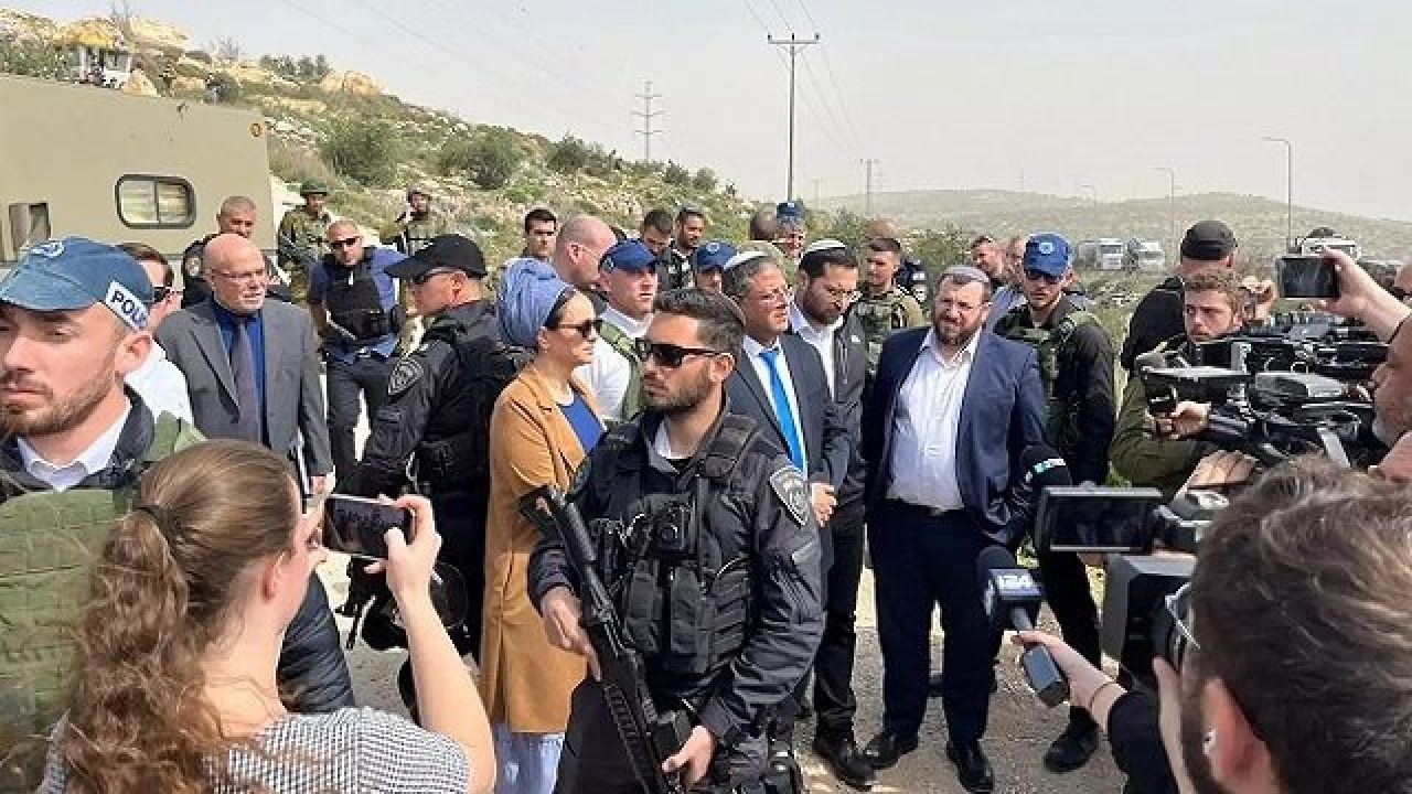 بن غفير في مستوطنة افيتار