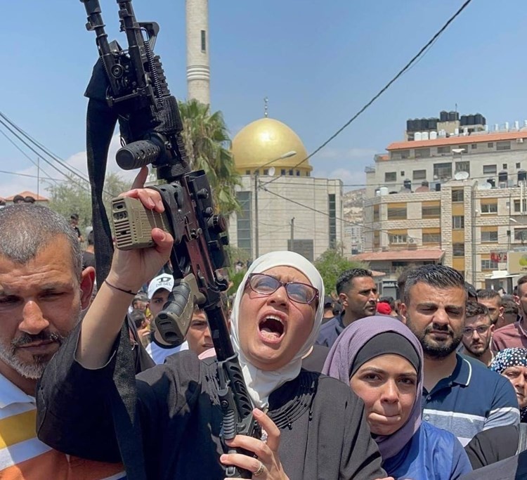 شؤون المرأة تتوج أم الشهيد إبراهيم النابلسي بجائزة امرأة فلسطين 2023