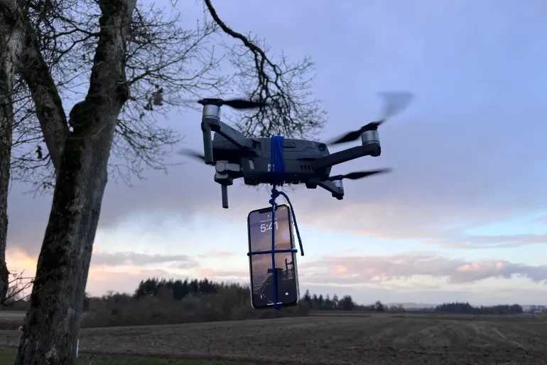 صورة نشرتها هيئة الإنقاذ تظهر طائرة مسيرة وقد تم تثبيت الهاتف المحمول عليها (مواقع التواصل)